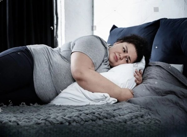 an over weight women with a support of weighted pillow